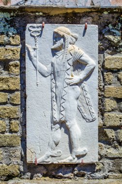 Herculaneum, Vezüv yanardağının altında bulunan zengin bir kasabaydı. Zenginliği şehrin dört bir yanına dağılmış pek çok heykel, mozaik ve sanat eserleri tarafından damgalanmıştı..