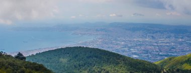 Vezüv Yanardağı ve Napoli Körfezindeki, İtalya çevresindeki kırsal havadan görünümü