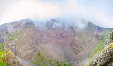 İtalya 'nın Napoli kenti yakınlarındaki Vezüv Dağı yanardağının kalderasının manzarası. Bu yanardağ M.S. 79 yılında Pompeii şehrinin tamamen yok olmasına neden oldu..