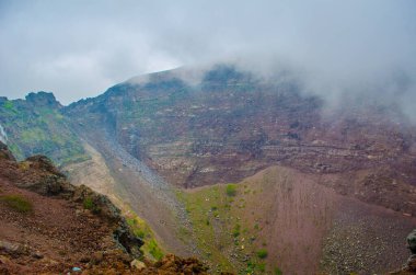 İtalya 'nın Napoli kenti yakınlarındaki Vezüv Dağı yanardağının kalderasının manzarası. Bu yanardağ M.S. 79 yılında Pompeii şehrinin tamamen yok olmasına neden oldu..