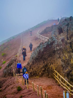 İtalya 'nın Napoli kenti yakınlarındaki Vezüv Dağı yanardağının kalderasının manzarası. Bu yanardağ M.S. 79 yılında Pompeii şehrinin tamamen yok olmasına neden oldu..