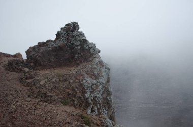 İtalya 'nın Napoli kenti yakınlarındaki Vezüv Dağı yanardağının kalderasının manzarası. Bu yanardağ M.S. 79 yılında Pompeii şehrinin tamamen yok olmasına neden oldu..
