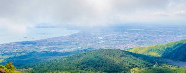 Vezüv Yanardağı ve Napoli Körfezindeki, İtalya çevresindeki kırsal havadan görünümü