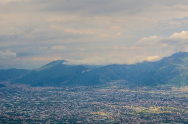 Vezüv Yanardağı ve Napoli Körfezindeki, İtalya çevresindeki kırsal havadan görünümü
