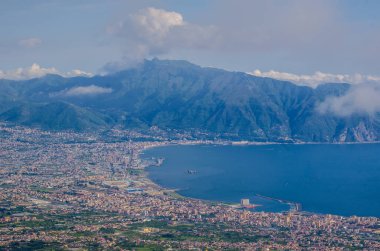 Vezüv Yanardağı ve Napoli Körfezindeki, İtalya çevresindeki kırsal havadan görünümü