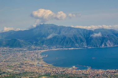 Vezüv Yanardağı ve Napoli Körfezindeki, İtalya çevresindeki kırsal havadan görünümü