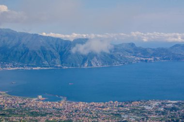 Vezüv Yanardağı ve Napoli Körfezindeki, İtalya çevresindeki kırsal havadan görünümü