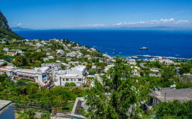 İtalyan tatil adası Capri 'sinin havadan görünüşü iki tepeye ve aralarında iki küçük şehre yayılan güzel doğayı birleştiriyor.
