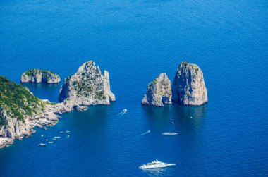 Faraglioni kayalıkları panorama ve görkemli Tiren Denizi, capri Adası, İtalya, Avrupa