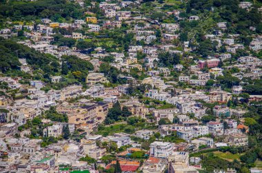 İtalyan tatil adası Capri 'sinin havadan görünüşü iki tepenin üzerine ve aralarında iki küçük şehre yayılmış güzel doğayı birleştiriyor.