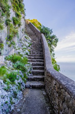 Napoli Körfezi 'ndeki Capri Adası' ndan geçen dar bir yol..