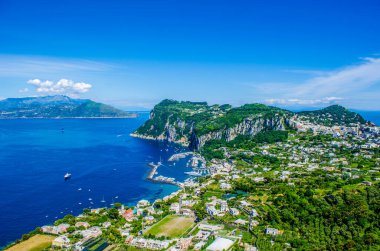 İtalyan tatil adası Capri 'sinin havadan görünüşü iki tepenin üzerine ve aralarında iki küçük şehre yayılmış güzel doğayı birleştiriyor.