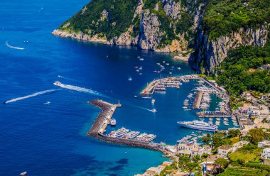 İtalyan tatil adası Capri 'sinin havadan görünüşü iki tepenin üzerine ve aralarında iki küçük şehre yayılmış güzel doğayı birleştiriyor.