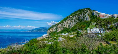 İtalyan tatil adası Capri 'sinin havadan görünüşü iki tepenin üzerine ve aralarında iki küçük şehre yayılmış güzel doğayı birleştiriyor.
