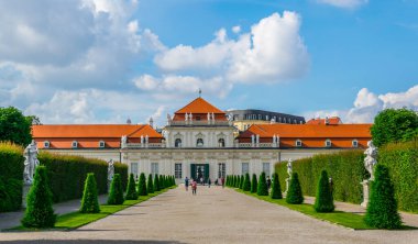 Viyana 'daki Belvedere Sarayı ve çevresindeki bahçelerin manzarası