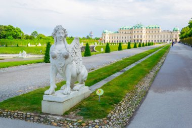 Viyana 'daki Belvedere Sarayı ve çevresindeki bahçelerin manzarası