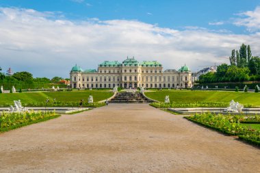 Viyana 'daki Belvedere Sarayı ve çevresindeki bahçelerin manzarası