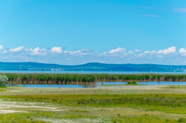 Avusturya ile Macaristan arasındaki sınırda bir göl görüldü.