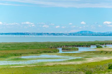 Avusturya ile Macaristan arasındaki sınırda bir göl görüldü.