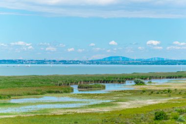Avusturya ile Macaristan arasındaki sınırda bir göl görüldü.