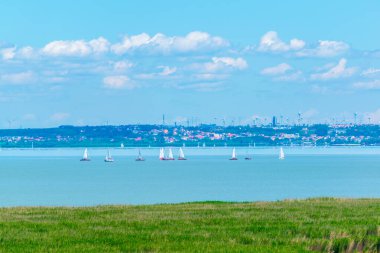 Avusturya ile Macaristan arasındaki sınırda bir göl görüldü.