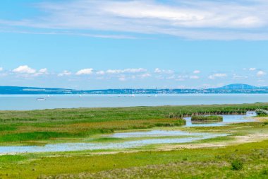 Avusturya ile Macaristan arasındaki sınırda bir göl görüldü.