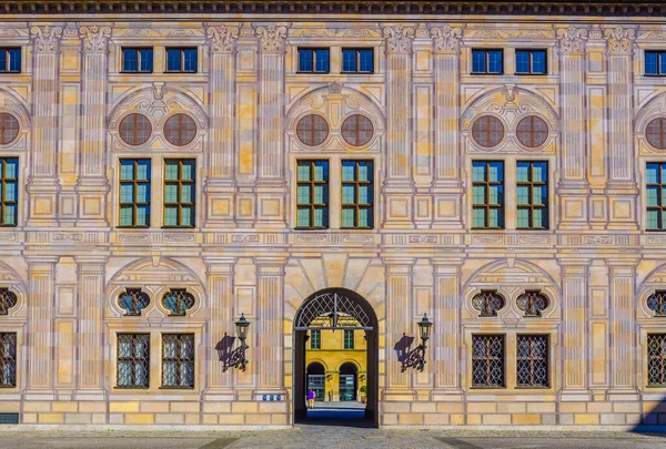 ayrıntılı bir binanın residenz Münih (Bavyera, Almanya) güneşli bir ortam adı.