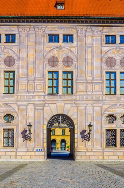 ayrıntılı bir binanın residenz Münih (Bavyera, Almanya) güneşli bir ortam adı.