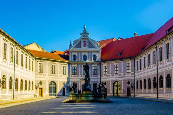 Münih, Almanya - Çeşme Avlusu (Brunnenhof), Residenz Palace 'ın on avlusundan biridir. Ortadaki bronz Wittelsbach Çeşmesi 1610 yılında dikildi..