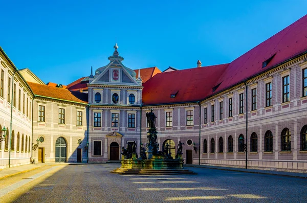Münih, Almanya - Çeşme Avlusu (Brunnenhof), Residenz Palace 'ın on avlusundan biridir. Ortadaki bronz Wittelsbach Çeşmesi 1610 yılında dikildi..