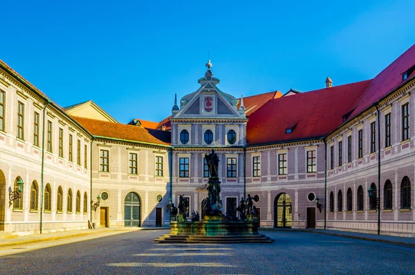 Münih, Almanya - Çeşme Avlusu (Brunnenhof), Residenz Palace 'ın on avlusundan biridir. Ortadaki bronz Wittelsbach Çeşmesi 1610 yılında dikildi..