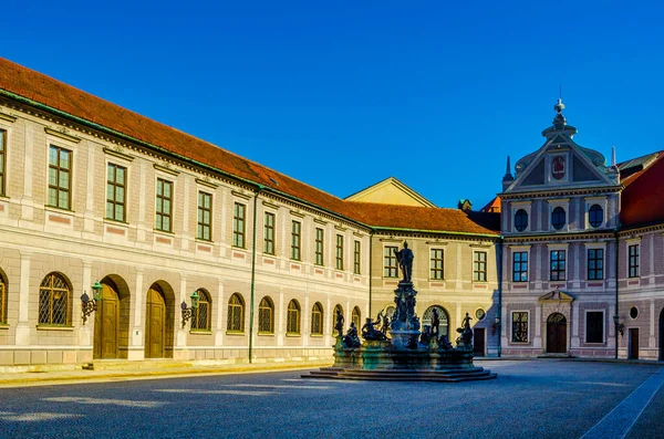 Münih, Almanya - Çeşme Avlusu (Brunnenhof), Residenz Palace 'ın on avlusundan biridir. Ortadaki bronz Wittelsbach Çeşmesi 1610 yılında dikildi..