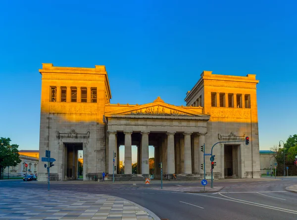 Alman şehri Münih 'te gün batımında Koenigsplatz' da muazzam bir kemer.