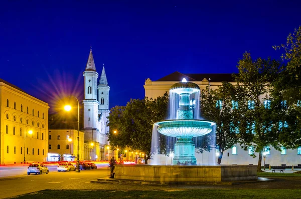 Widok Nocy Oświetlonej Fontanny Przed Uniwersytetem Monachium Kościołem Ludwig Tle — Zdjęcie stockowe