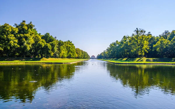 Almanya 'nın Münih kentindeki Nemfenburg Sarayı' nın içindeki bir göl manzarası.