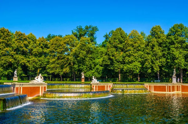Kanalın sonundaki büyük çeşmenin manzarası nymphenburg saray bahçelerinin ortasından akıyor.