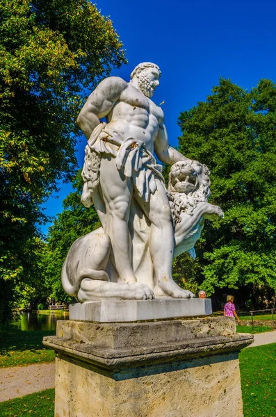 Vista Uma Estátua Situada Dentro Dos Jardins Palácio Nymphenburg Munique — Fotografia de Stock