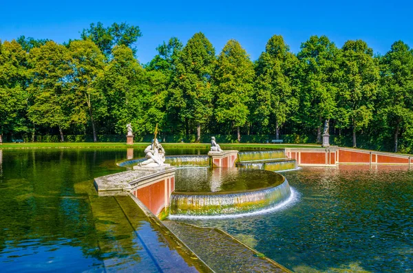 Kanalın sonundaki büyük çeşmenin manzarası nymphenburg saray bahçelerinin ortasından akıyor.
