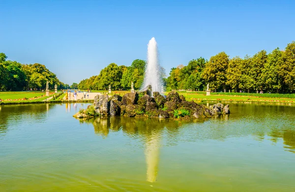 Münih 'teki Nemfenburg Sarayı' nın bahçeleri.