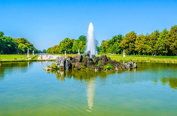 Münih 'teki Nemfenburg Sarayı' nın bahçeleri.