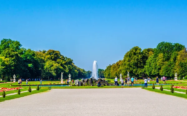 Münih 'teki Nemfenburg Sarayı' nın bahçeleri.
