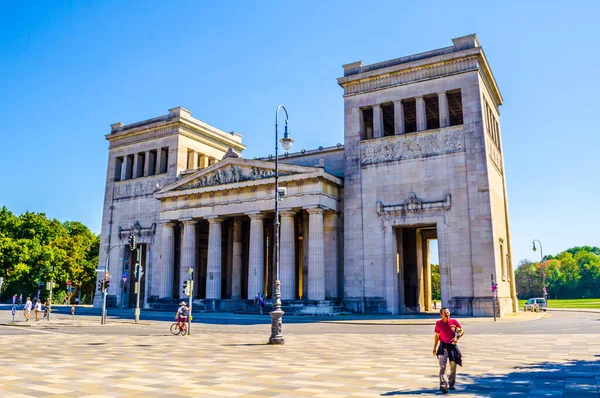 Alman kenti Münih 'te Koenigsplatz' da muazzam kemer