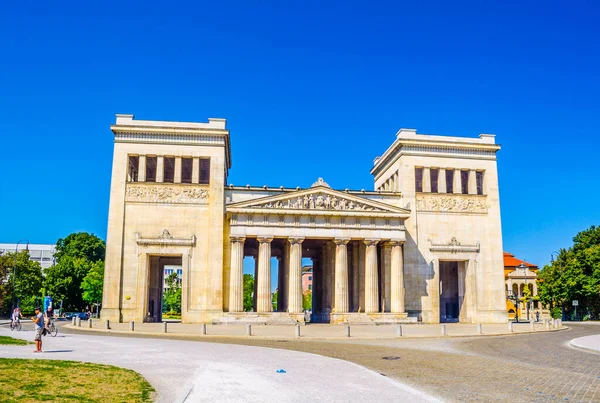 Alman kenti Münih 'te Koenigsplatz' da muazzam kemer