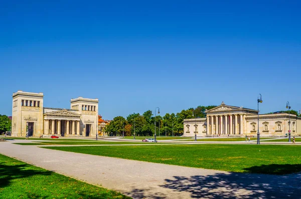 Alman kenti Münih 'teki Koenigsplatz panoramik manzarası, Glyptothek müzesi ve antika arşivi için ev sahipliği yapıyor.