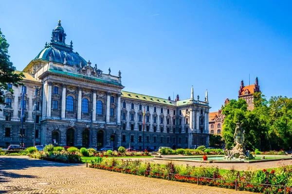 Alman şehri Münih 'teki Langericht Court' un muhteşem çeşmenin arkasına gizlenmiş görüntüsü..