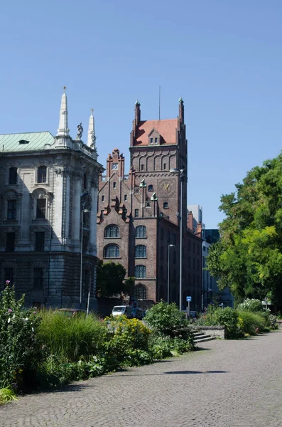 Alman şehri Münih 'teki Oberlandesgericht Adliyesi manzarası