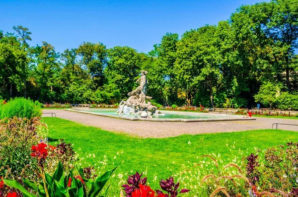 ミュンヘンの古い植物園は1912年にオープンしました 今日では その敷地内に海王星の噴水のある市内中心部の小さな公園が残っています — ストック写真