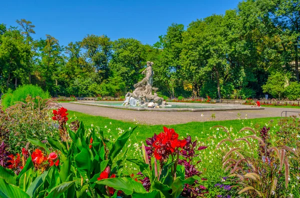 ミュンヘンの古い植物園は1912年にオープンしました 今日では その敷地内に海王星の噴水のある市内中心部の小さな公園が残っています — ストック写真
