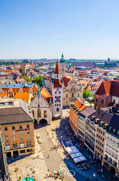 Münih 'teki eski belediye binasının manzarası. Eski belediye binası bugünlerde bir oyuncak müzesinin merkezi..