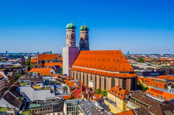 Gökyüzü manzaralı, Frauenkirche, Münih 'te Marienplatz, Bavyera, Almanya yakınlarında kırmızı çatılar